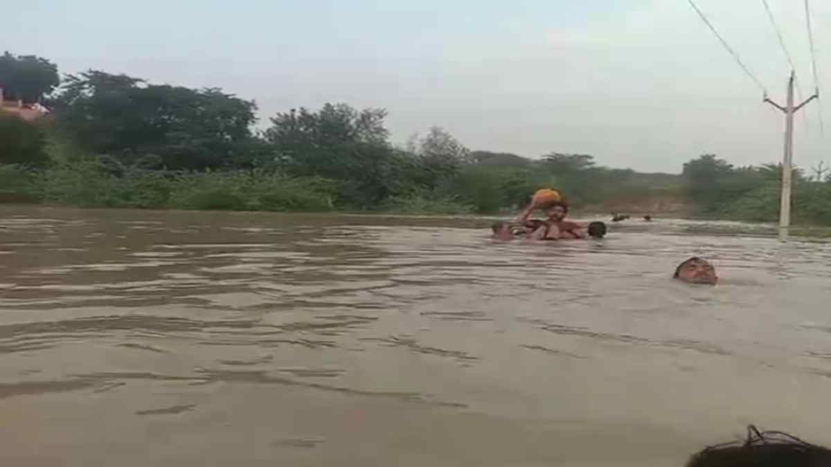 बाढ़ की चपेट में दर्जनों गांव: 5 दिन से टापू पर फंसे ग्रामीण, शिकायत के बाद भी नहीं मिल रही मदद