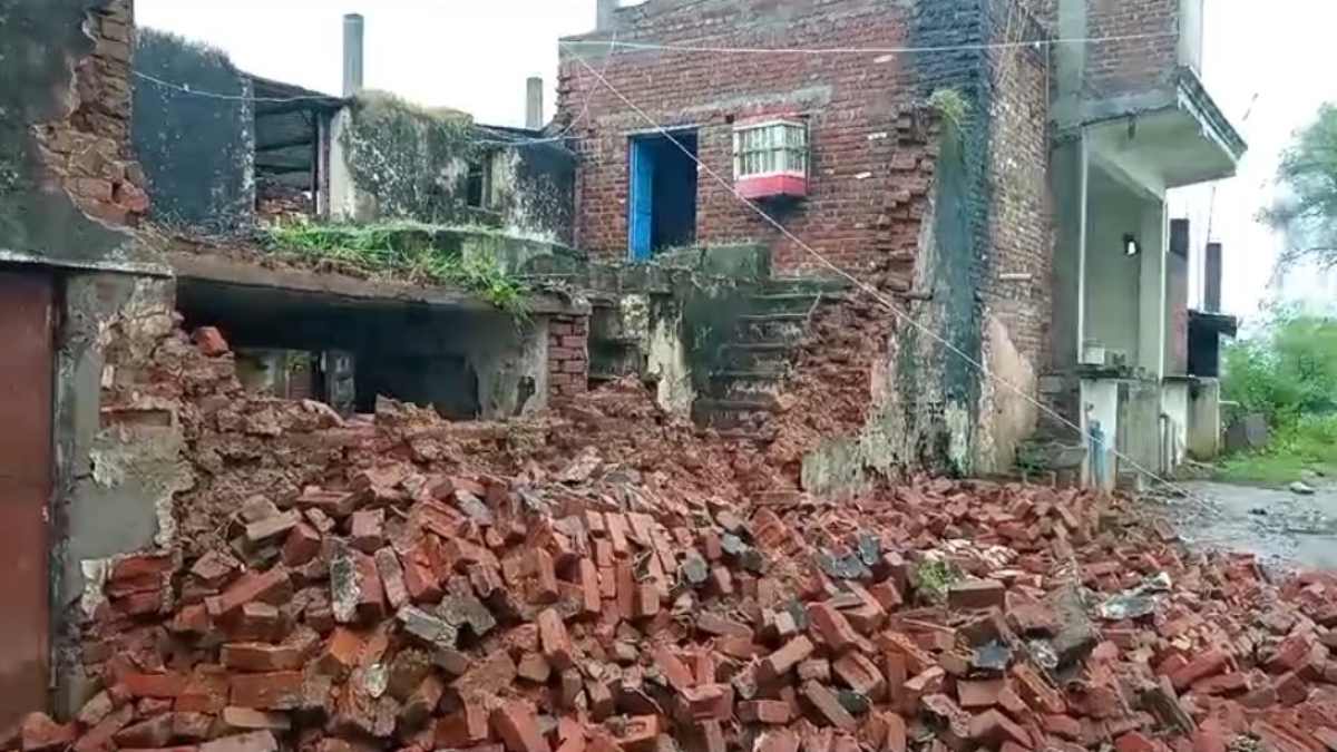 मूसलाधार बारिश में भरभराकर गिरे दर्जनों मकान, कई बकरियां और भैंसों की हुई मौत