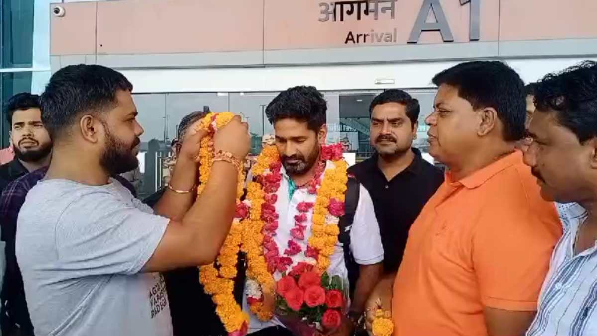 भारतीय हॉकी टीम के सहायक कोच पहुंचे अपने गृह नगर: एयरपोर्ट पर हुआ का भव्य स्वागत, कहा- टीम का वर्ल्ड कप जीतना लक्ष्य