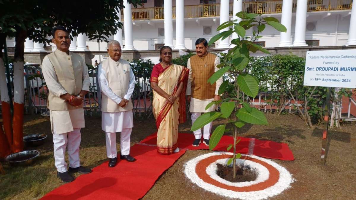 राष्ट्रपति द्रौपदी मुर्मू ने रेसीडेंसी कोठी में रोपे पौधेः मुख्यमंत्री डॉ मोहन और राज्यपाल मंगू भाई रहे मौजूद