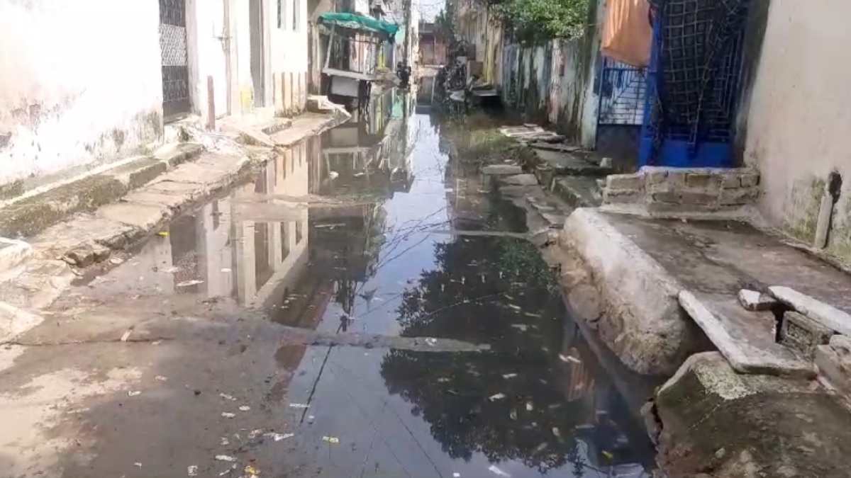 नरक में जीवन जीने को मजबूर बस्ती वाले, घरों में पानी और सड़के बनी तालाब, अधिकारियों से लेकर पार्षद ने साधी चुप्पी