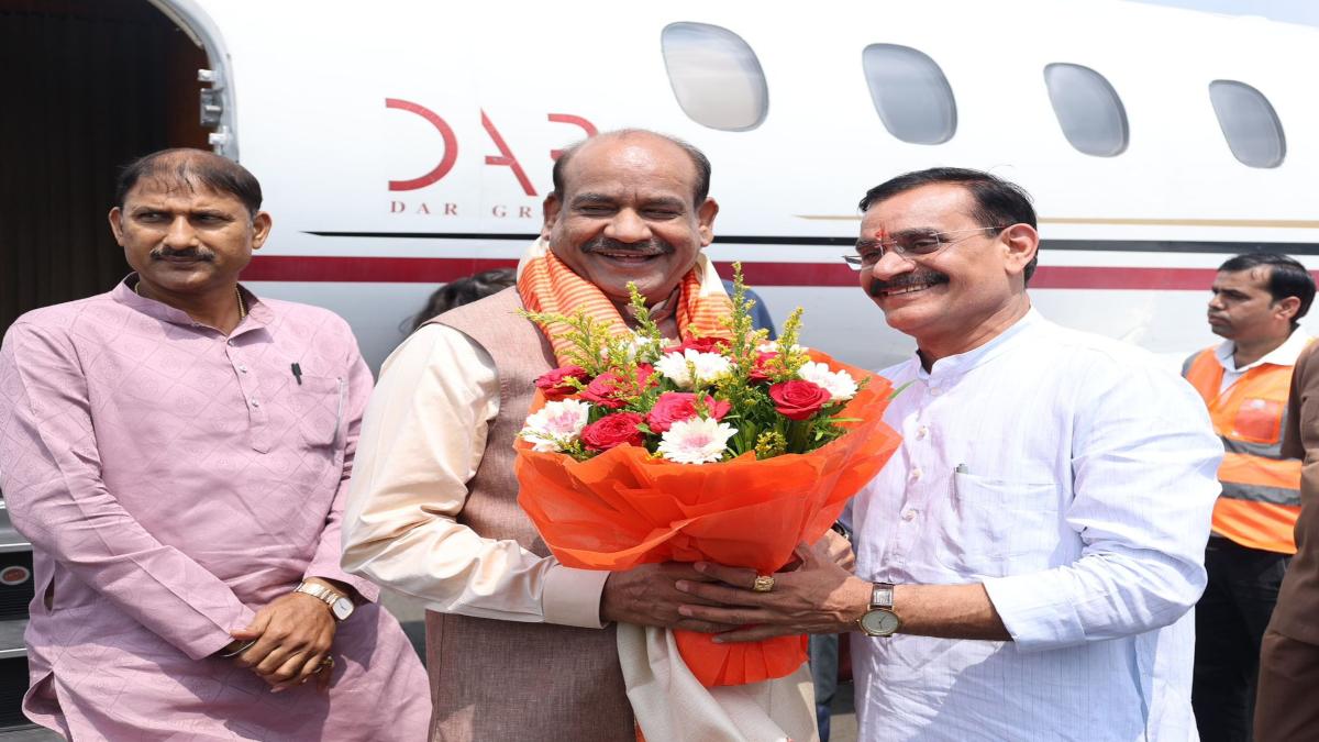 लोकसभा अध्यक्ष ओम बिड़ला MP पहुंचेः सागर हवाई अड्डे पर प्रदेश अध्यक्ष वीडी शर्मा ने मंत्रियों के साथ की आगवानी