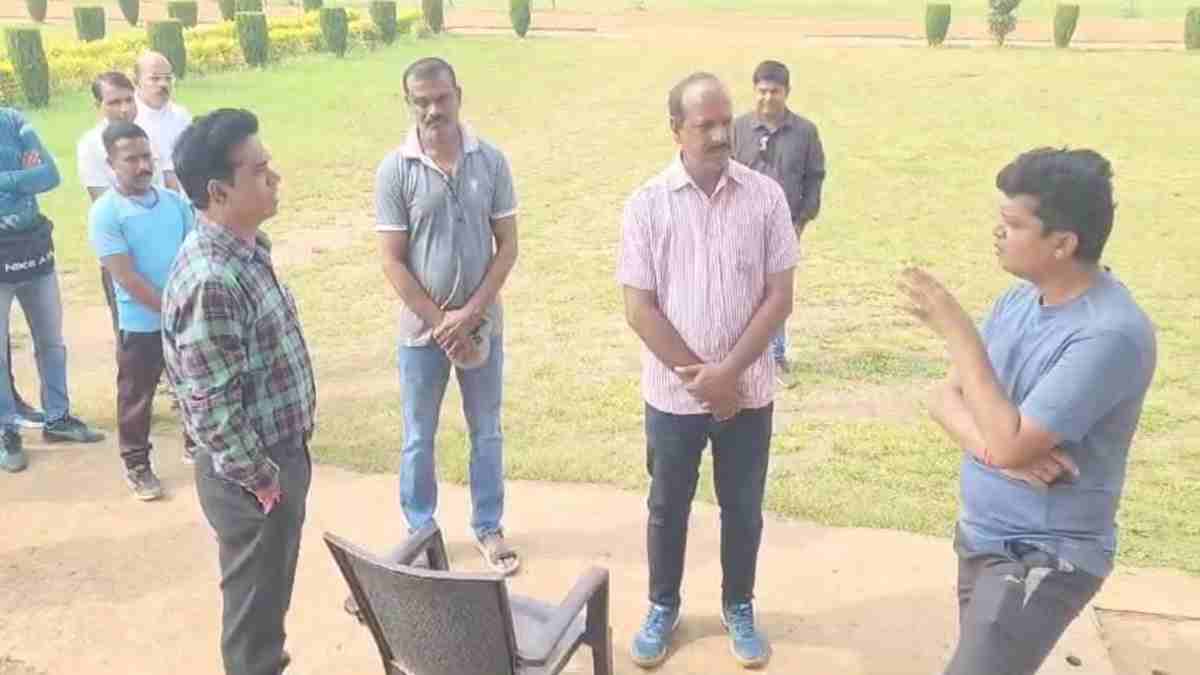 ग्राउंड पहुंचकर कलेक्टर ने लगाई अधिकारियों को फटकार, लापरवाह कर्मचारियों के वेतन काटने के दिए निर्देश, जानें क्या है मामला