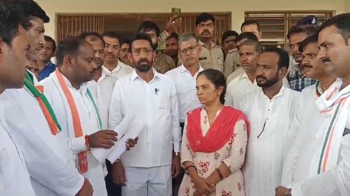 ‘जब तक महाराज का आदेश ना हो लाइट चालू नहीं करना’, कांग्रेस ने सौंपा जेई के खिलाफ कार्रवाई का ज्ञापन, दी ये चेतावनी