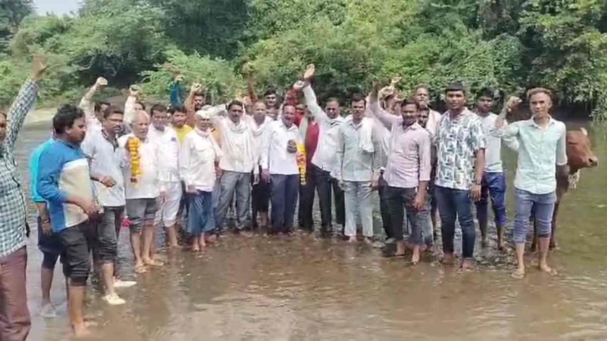अमरावती नदी में खड़े हुए 100 किसान: इस बात को लेकर किसानों ने दी विधायक और सांसद को चेतावनी, उग्र आंदोलन की कही बात