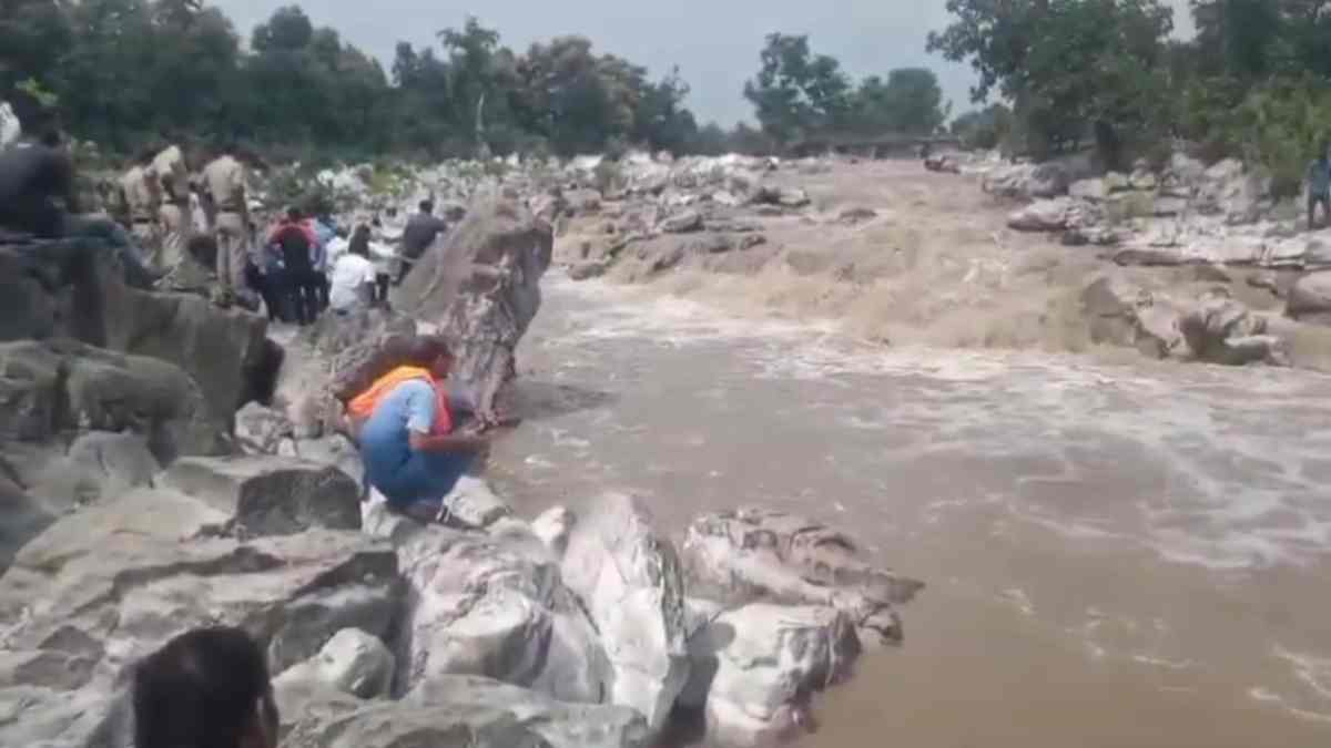 गणेश विसर्जन के दौरान नदी में डूबे 4 युवक, 36 घंटे बाद भी एक लापता, इधर सुकड़ी नदी में भी एक के डूबने की खबर