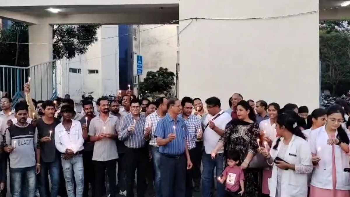 कौन करे रक्षा, डॉक्टर मांगे सुरक्षा: आवारा कुत्तों से दहशत में धरती के भगवान, प्रोफेसर-पैरामेडिकल स्टाफ ने निकाला कैंडल मार्च, लगाई ये गुहार