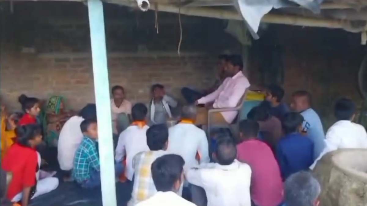 बाइबल का उपदेश देकर एजेंट करवा रहे थे हिंदुओं का धर्म परिवर्तन, बजरंग दल के कार्यकर्ताओं ने बोला धावा, पुलिस ने 3 को पकड़ा