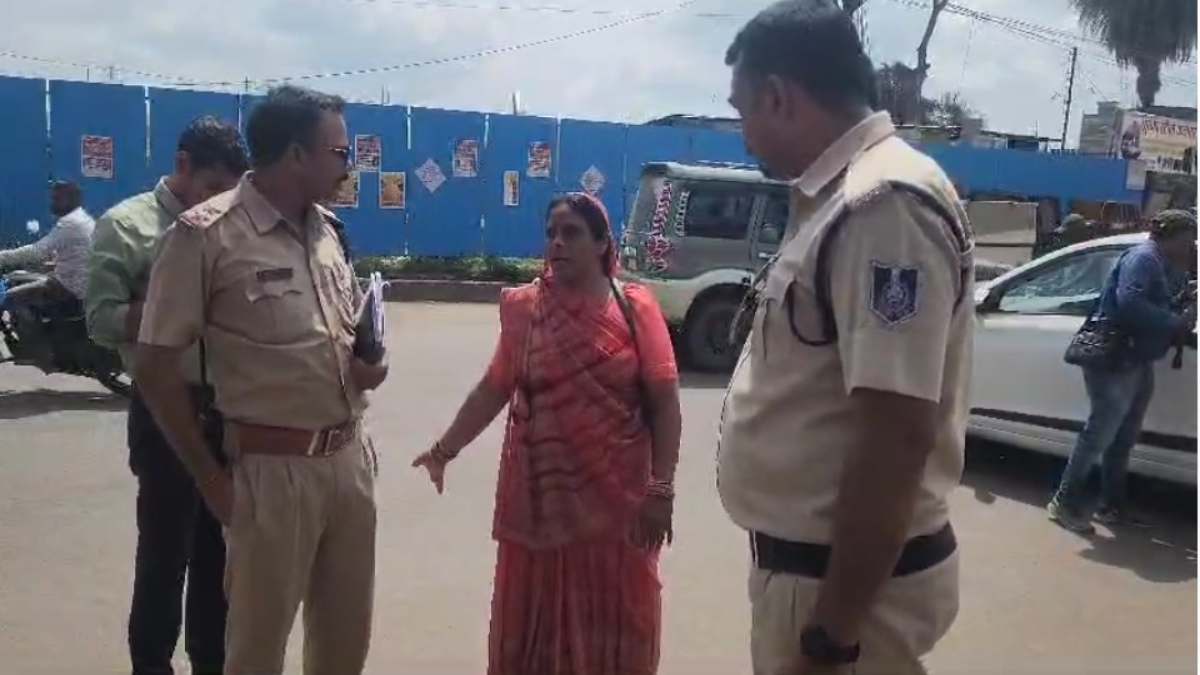 दिनदहाड़े महिला से लूट: बातों में उलझाकर गले से सोने का मंगलसूत्र और कान की बाली ले उड़े बदमाश, जांच में जुटी पुलिस