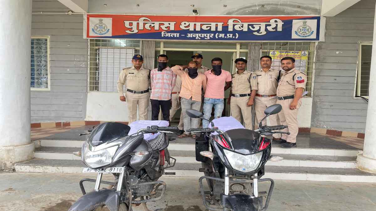 ‘हमारा जल्दी से चालान काट दीजिए सर..’, पुलिस को हुआ शक तो चेक किया बैग, फिर…