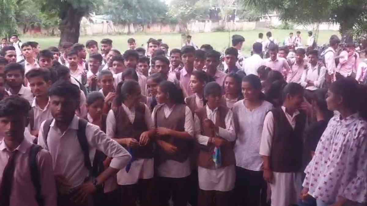 ABVP के कार्यकर्ताओं की कॉलेज में गुंडागर्दी: परेशान छात्र-छात्राओं ने किया प्रदर्शन, प्राचार्य को पद से हटाने पर क्लास का किया बहिष्कार