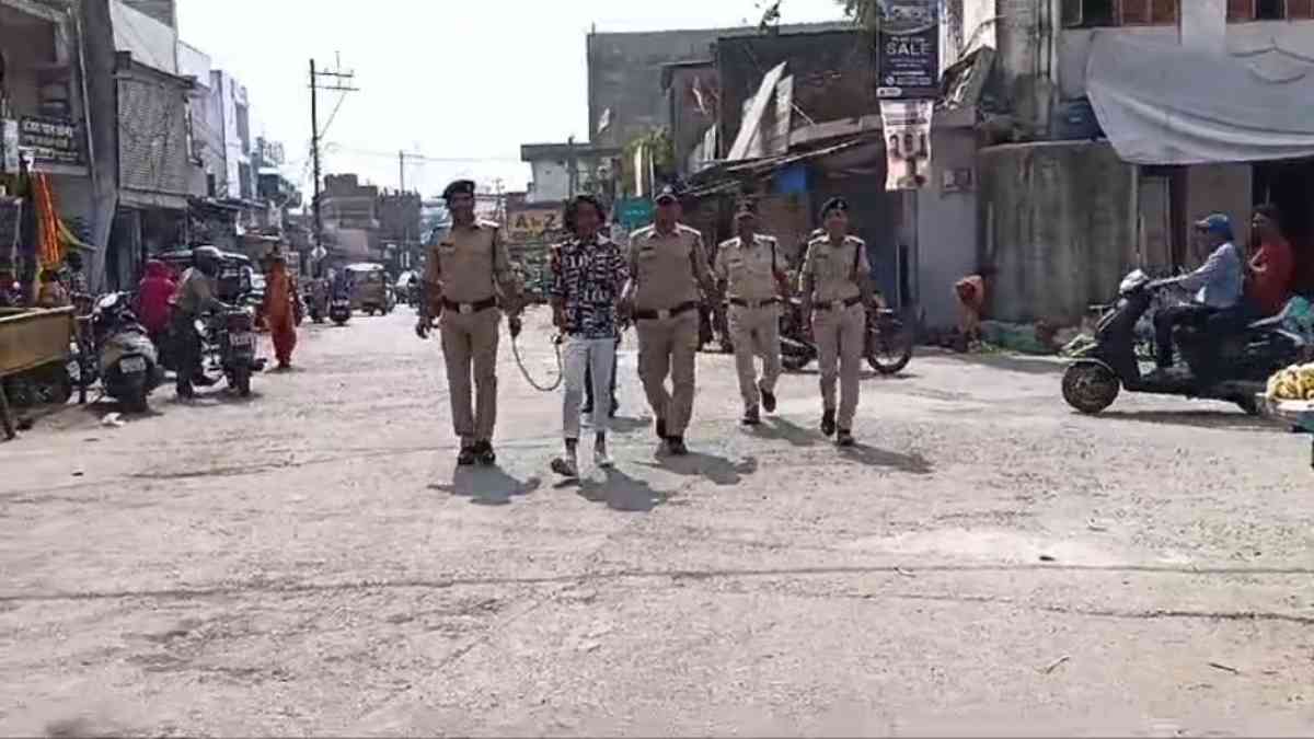 नाबालिग से छेड़छाड़ के आरोपी का पुलिस ने निकाला जुलूस, कोचिंग जा रही छात्रा से पता पूछने के बहाने की थी हरकत