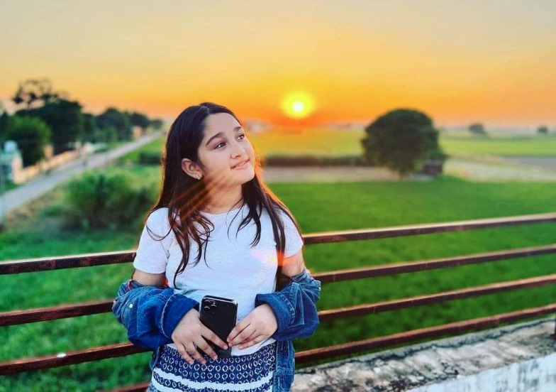 फोटो खिंचवा रही चाइल्ड आर्टिस्ट माइशा दीक्षित मॉल में गिरी, घायल