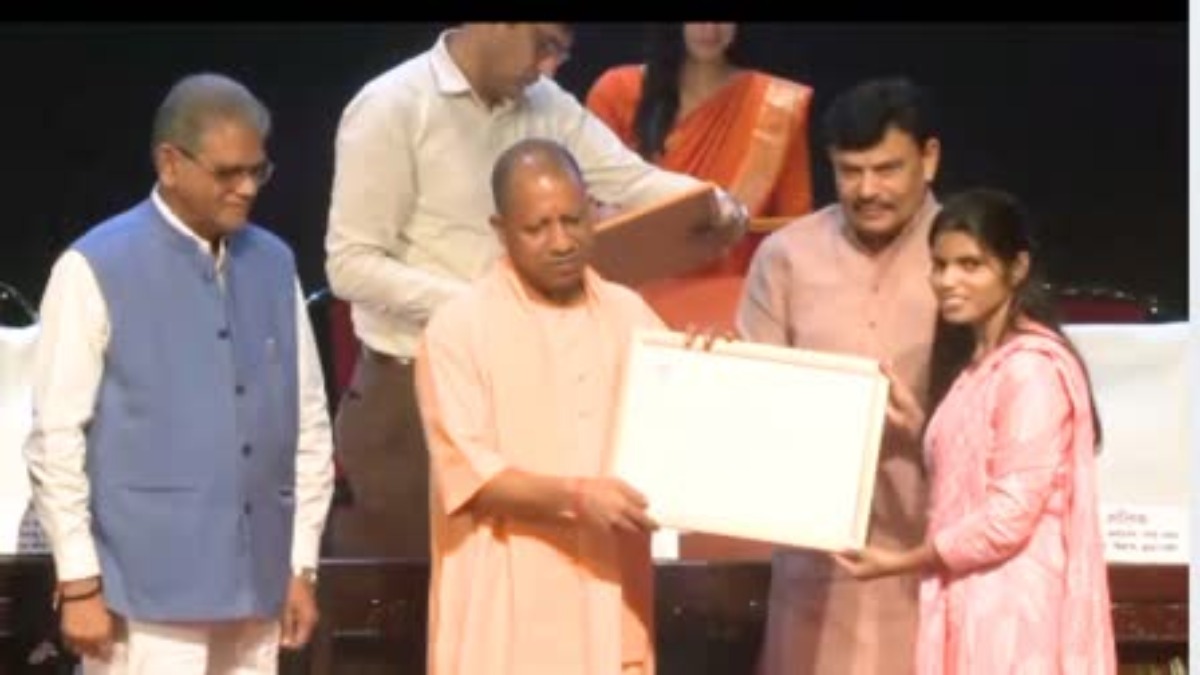 CM योगी ने युवाओं को दिया रोजगार: बांटे 688 नियुक्ति पत्र, कहा- नौजवानों के भविष्य से नहीं होने देंगे खिलवाड़ 