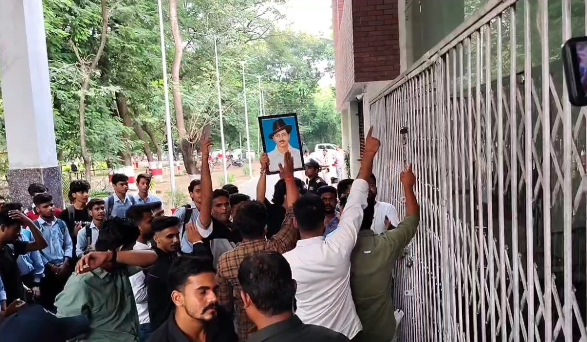 भगत सिंह की जयंती के लिए नहीं मिली परमिशन, बरकतुल्लाह यूनिवर्सिटी कुलपति के विरोध में उतरे छात्र, जमकर की नारेबाजी