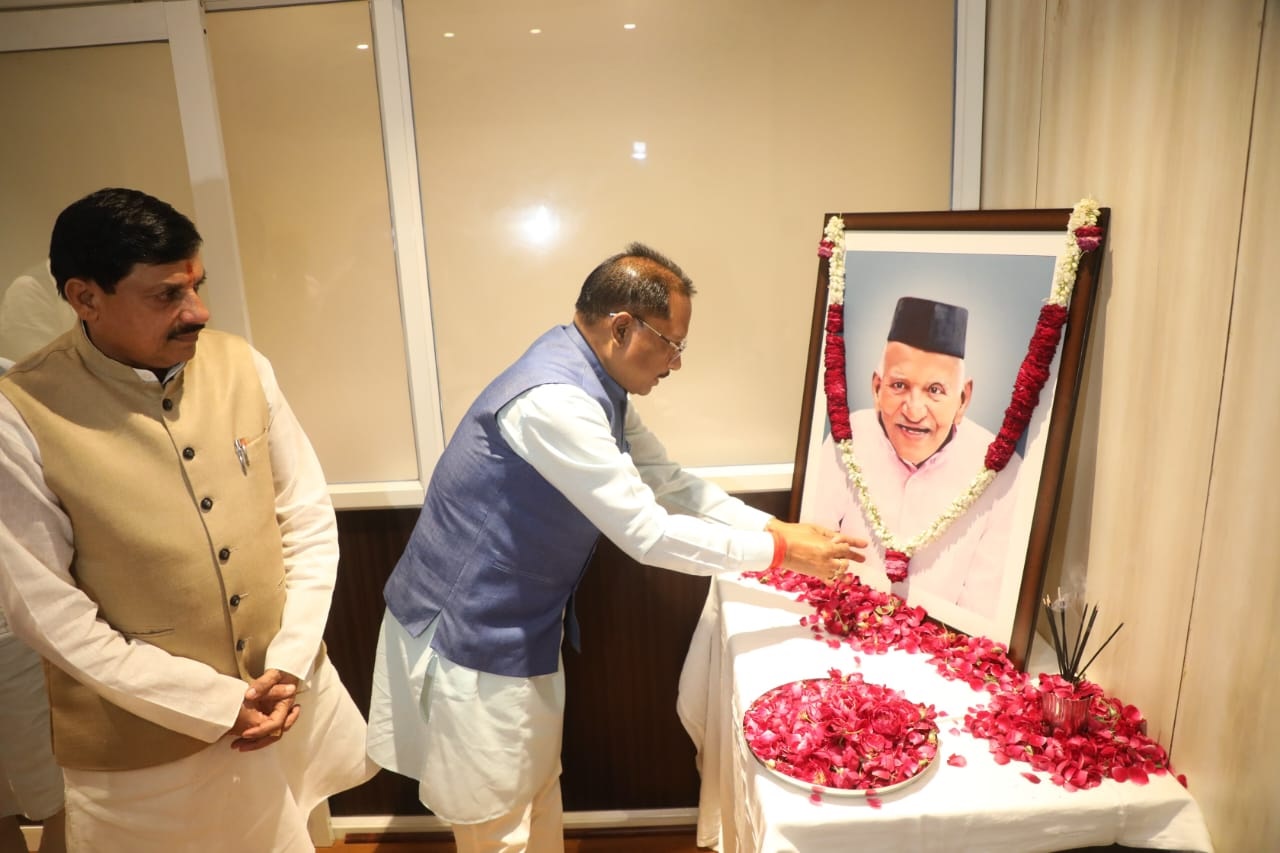 CG के CM विष्णुदेव साय पहुंचे उज्जैन, मुख्यमंत्री डॉ. मोहन यादव के पिता को अर्पित की श्रद्धांजलि