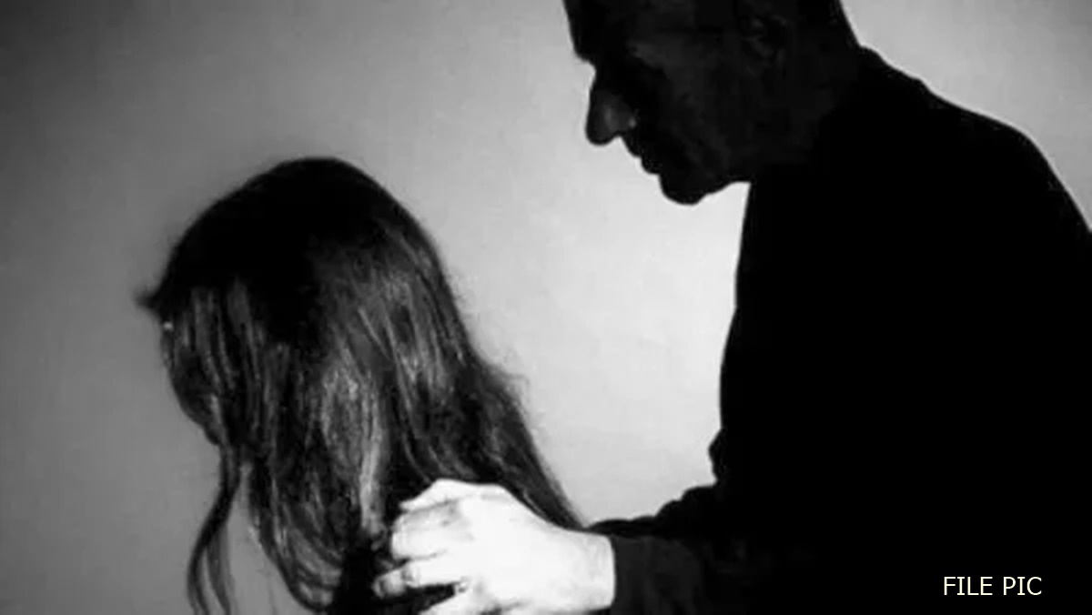 बच्चे का इलाज कराने अस्पताल गई महिला से छेड़छाड़, पीड़िता का आरोप- रात में सोने के दौरान छुआ गर्दन, आरोपी गिरफ्तार
