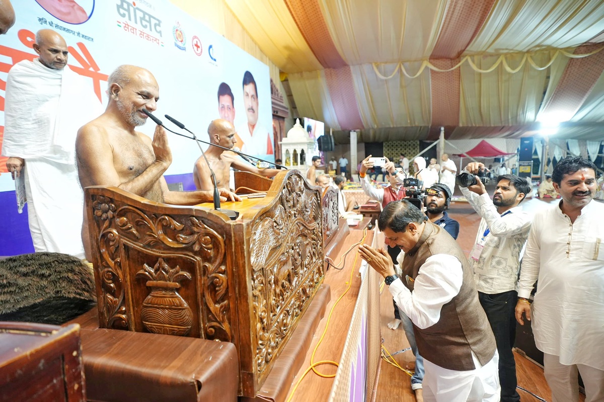 इंदौर में CM डॉ. मोहन की बड़ी घोषणा: प्रति गाय के लिए गौशाला को मिलेंगे अब इतने रुपए, संतों से लिया आशीर्वाद, कहा- ‘सरकार पर कृपा बनाए रखें’