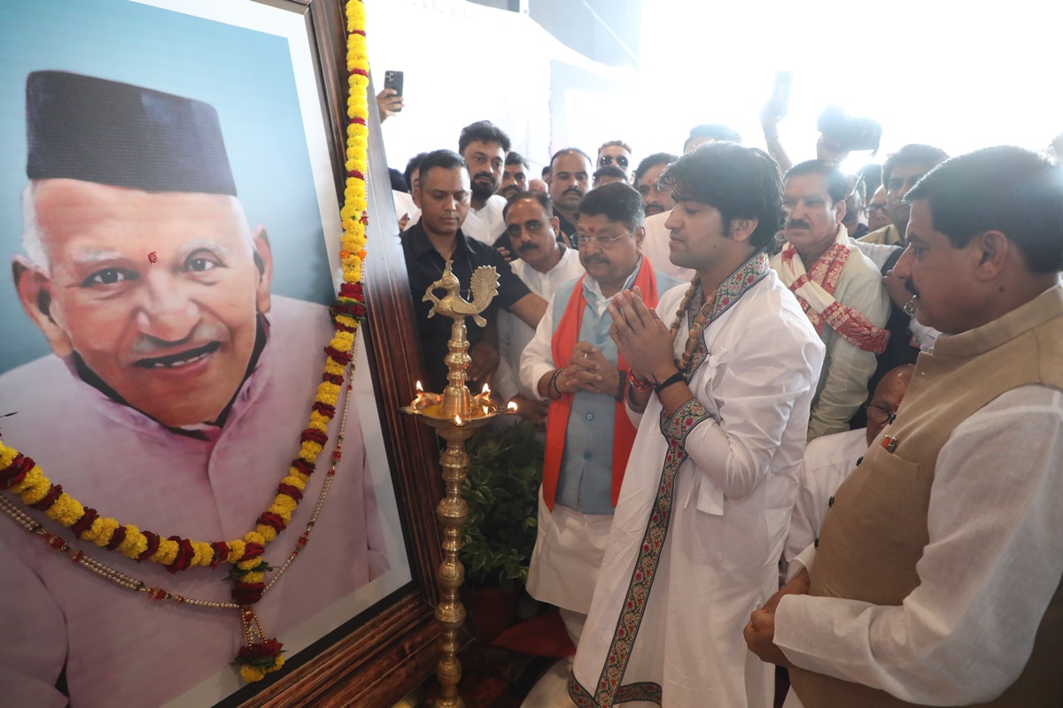 उज्जैन पहुंचे पंडित धीरेंद्र शास्त्री, CM डॉ. मोहन यादव के पिता स्वर्गीय पूनमचंद यादव को दी श्रद्धांजलि, मुख्यमंत्री से भेंट कर संवेदनाएं की व्यक्त