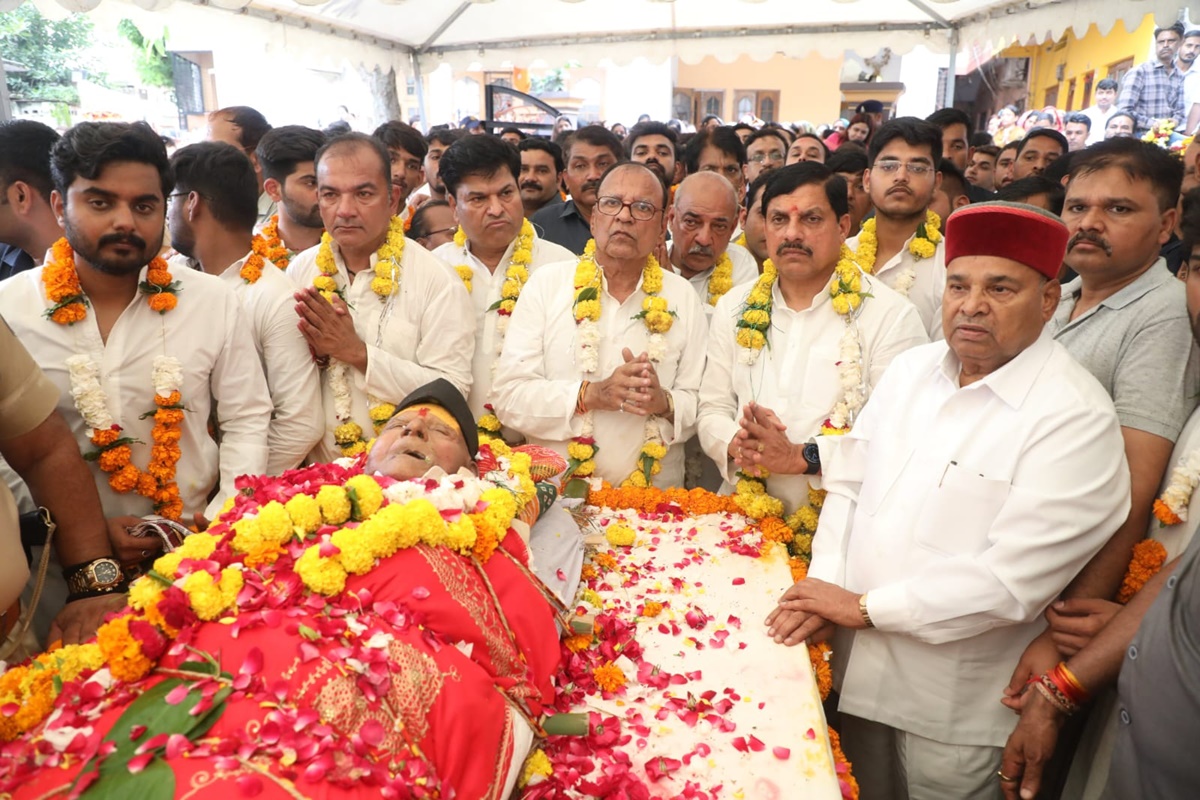 CM डॉ. मोहन यादव के पिता सेठ पूनमचंद की अंतिम यात्रा: कर्नाटक के राज्यपाल, केंद्रीय मंत्री शिवराज समेत कई हस्तियां हुईं शामिल, नम आंखों से दी श्रद्धांजलि