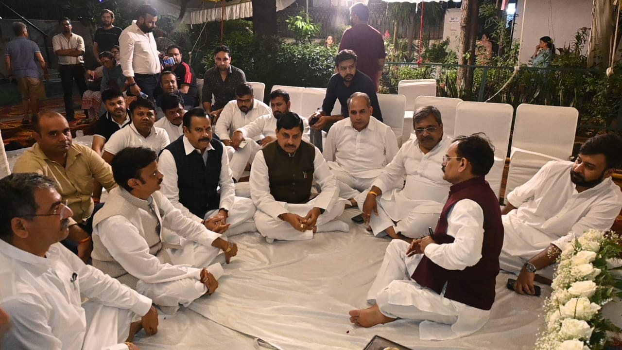बीजेपी नेताओं के साथ दिल्ली पहुंचे CM मोहन, प्रदेश सह प्रभारी के भाई के निधन पर व्यक्त की शोक संवेदना