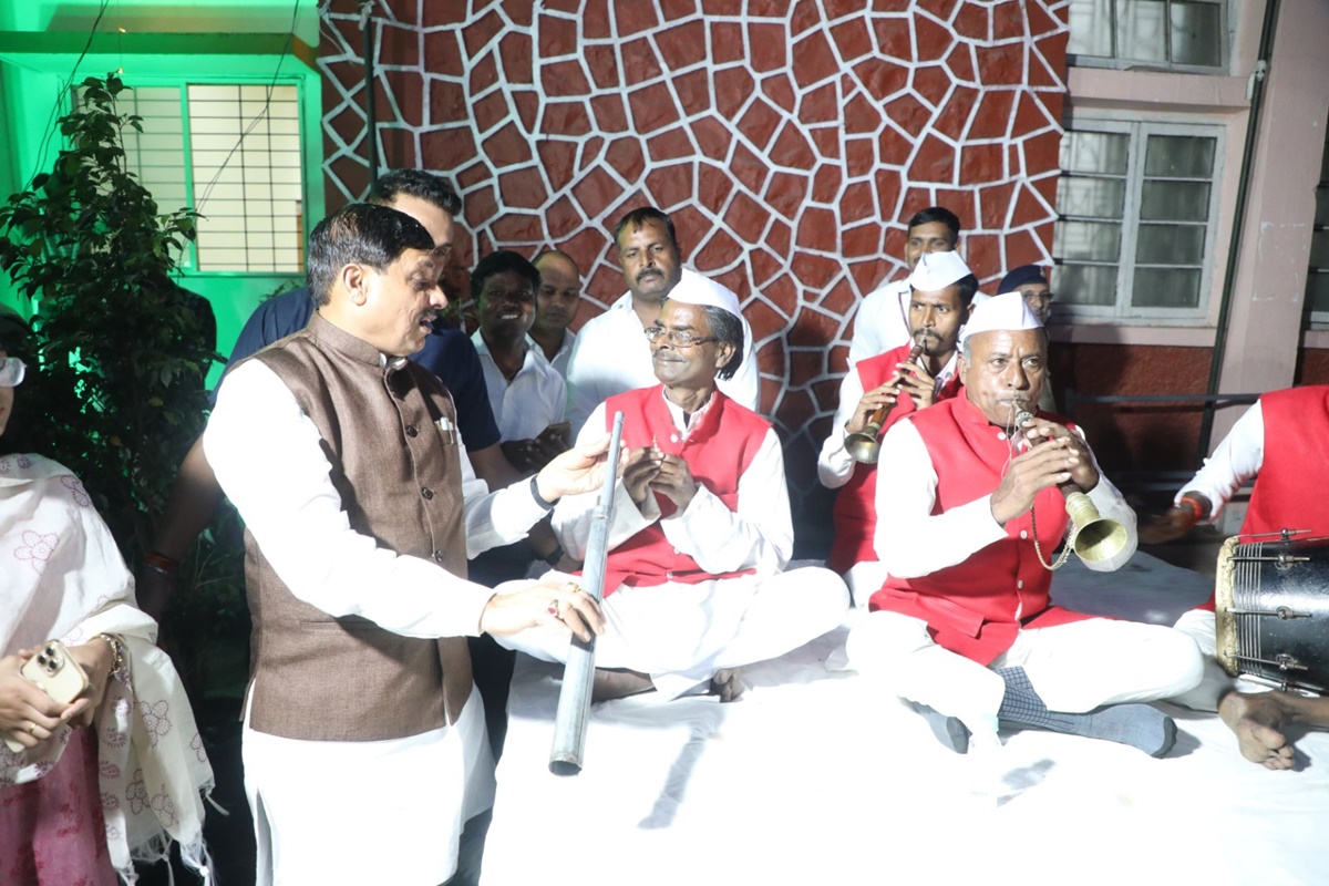 डेंटल कॉलेज के बाहर बज रही थी शहनाई, धुन सुनते ही CM डॉ. मोहन यादव ने अचानक रुकवा दिया काफिला, सीखने की कोशिश की और कलाकारों को दे दिया बड़ा इनाम