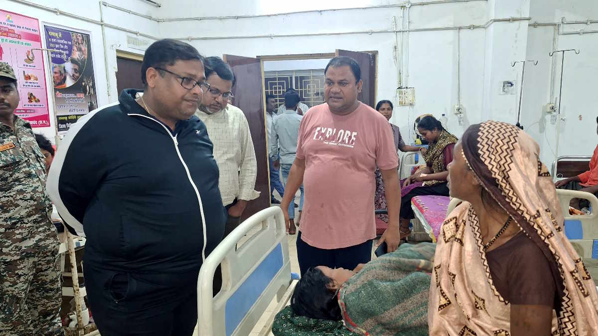 कलेक्टर अग्रवाल देर रात अचानक पहुंचे जिला अस्पताल, दवाई दुकान बंद मिलने पर जताई नाराजगी…