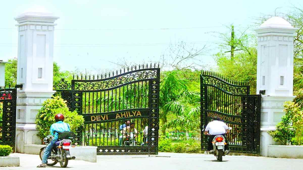 DAVV के दीक्षांत समारोह से पहले विवाद: PhD स्कॉलर्स ने की राष्ट्रपति के हाथों डिग्री लेने की मांग, नहीं देने पर बहिष्कार की धमकी