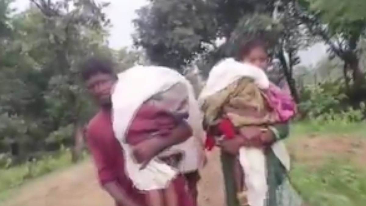 इससे बड़ा और क्या होगा दर्द : बच्चों को कंधे पर लादे 15 किमी चलकर अस्पताल पहुंचे माता-पिता, डॉक्टरों के मृत घोषित करने पर लाश को कंधे पर लादकर पहुंचे गांव…