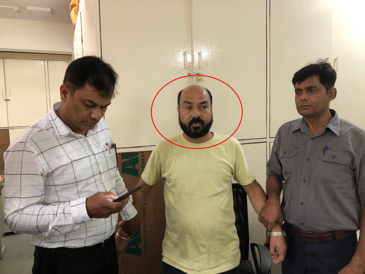 लोकायुक्त का छापा: लोक शिक्षण संचालनालय का बाबू 25 हजार की रिश्वत लेते पकड़ाया, ट्रांसफर करने की धमकी देकर मांगे थे 80 हजार