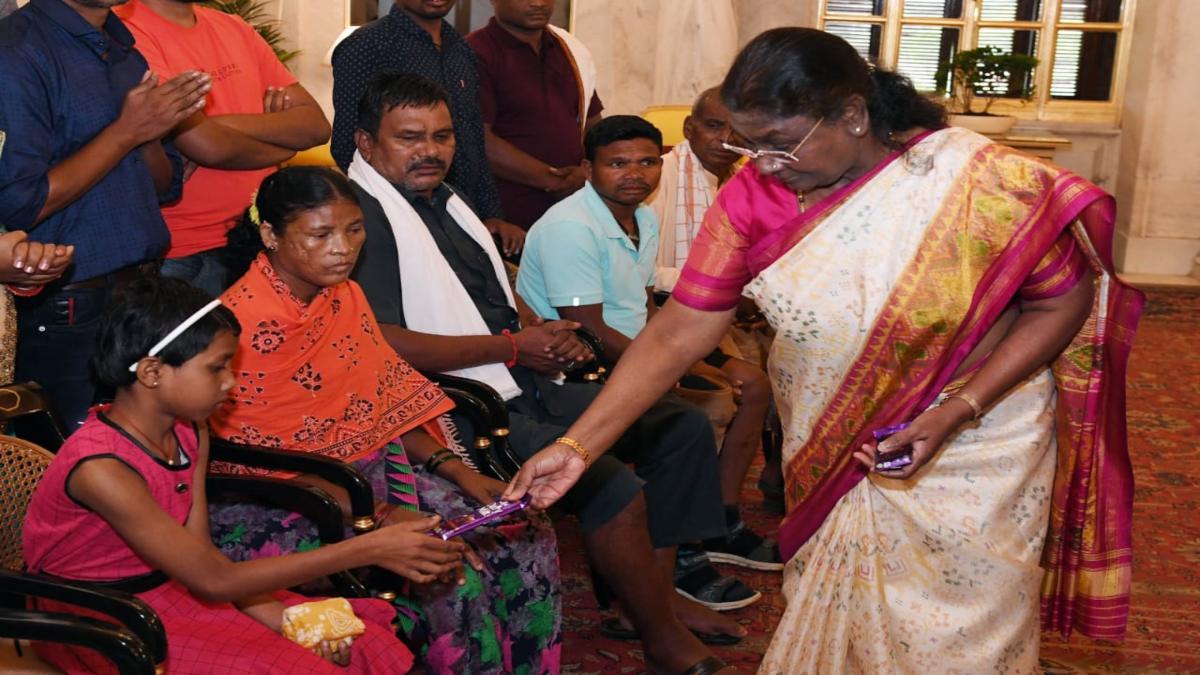 बस्तर के नक्सल पीड़ित परिवारों ने राष्ट्रपति से की मुलाकात, प्रेसिडेंट मुर्मू ने कहा- अहिंसा का मार्ग ही लोकतंत्र का सही रास्ता