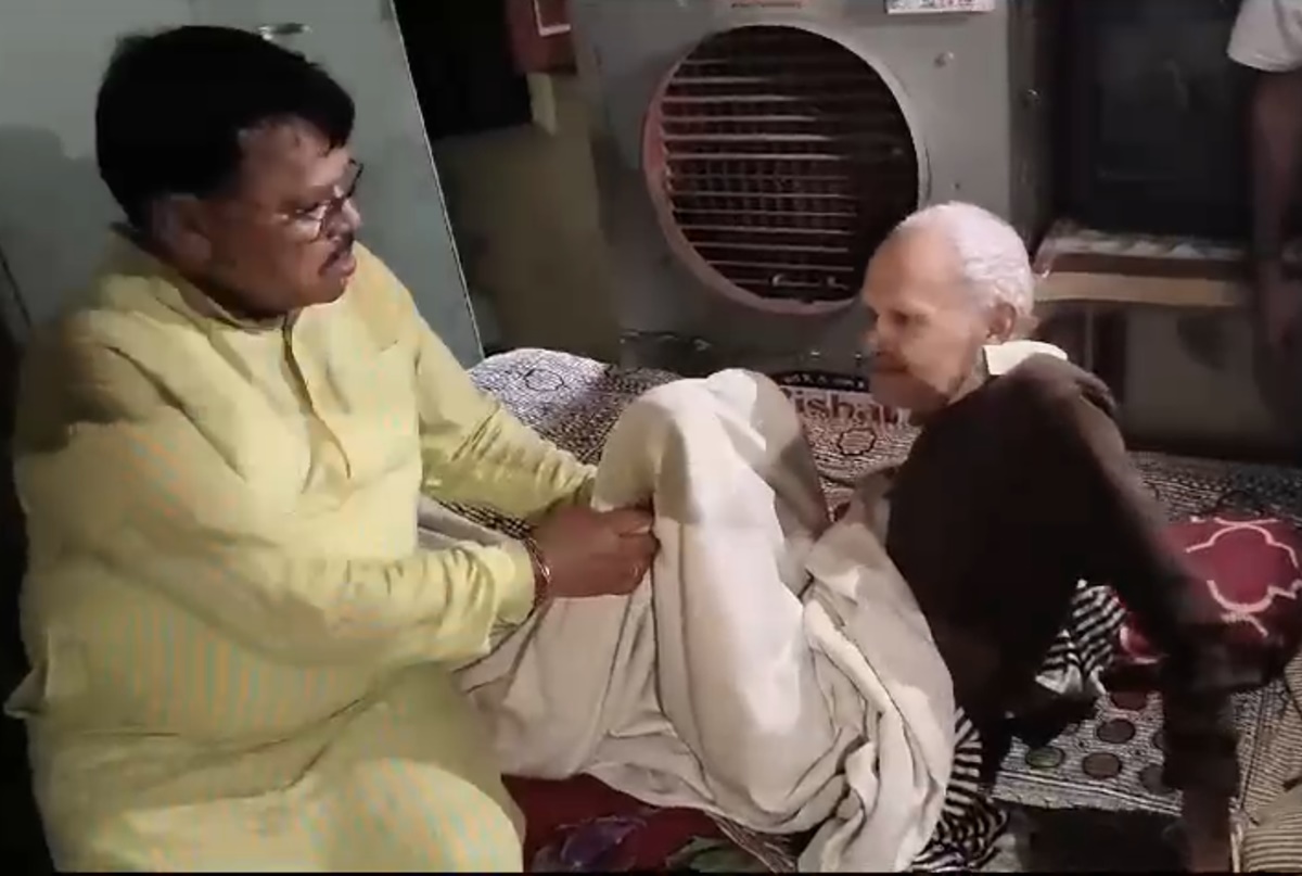 MP के नौटंकीबाज मंत्री! जिस क्षेत्र में पहुंचे ऊर्जा मंत्री, वहीं पर नहीं थी बिजली, फिर कांग्रेसी नेता के दबाने लगे पैर, Video Viral