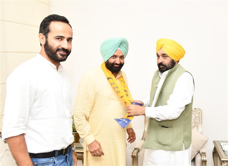 AAP में नगरपालिका समिति अध्यक्ष शामिल, पंजाब में उपचुनाव से पहले कांग्रेस को झटका