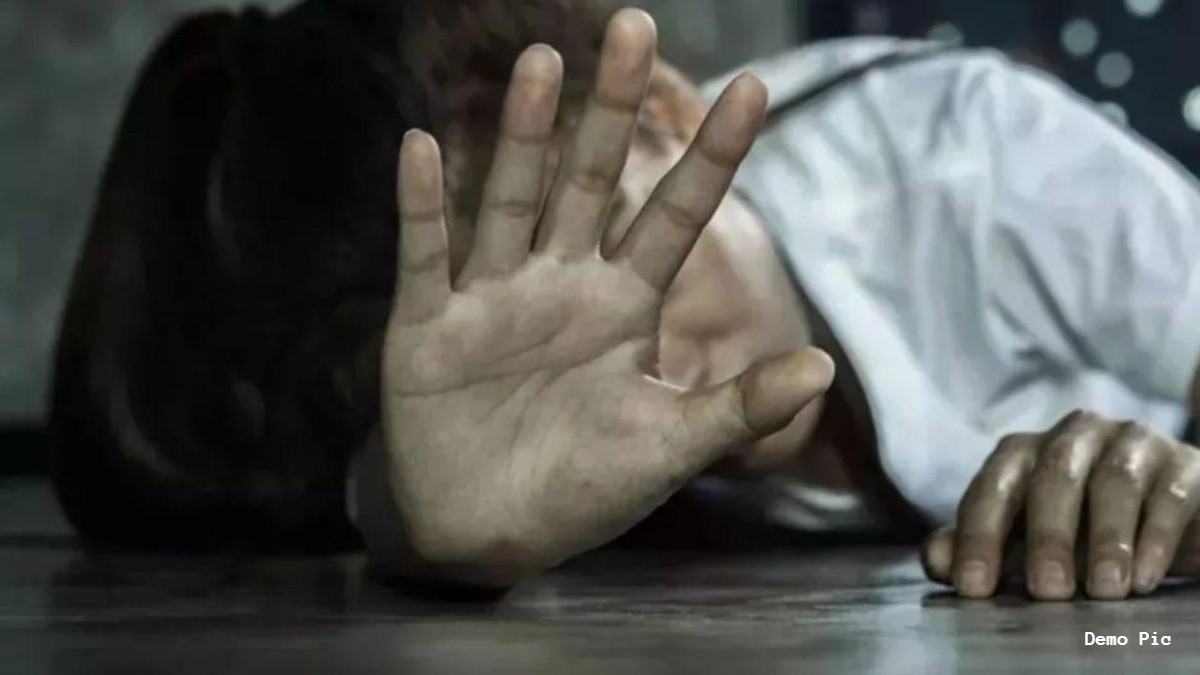 Crime: घर में सो रही युवती को तंमचे दिखाकर खेत में ले गए तीन युवक, हाथ-पैर बांधकर तीनों ने किया गैंगरेप