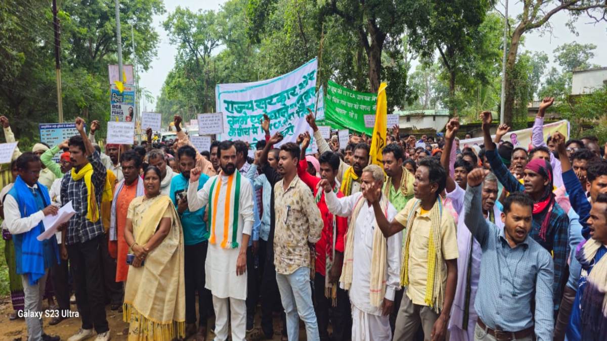 विस्थापन नीति के विरोध में ग्रामीणों का हल्ला बोल: उदंती सीतानदी टाइगर रिजर्व कार्यालय का किया घेराव, रखी 6 सूत्रीय मांग