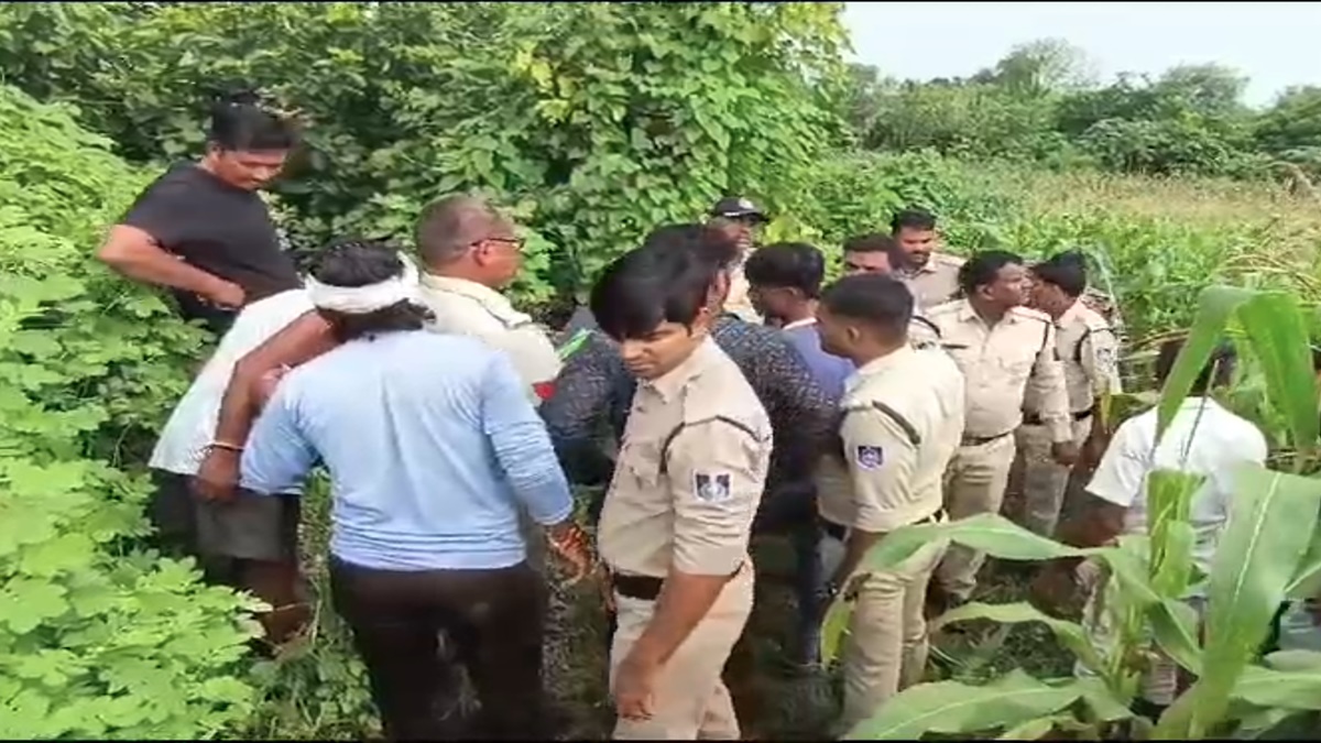 गुना में डबल मर्डर से सनसनी: बकरी चराने गए पिता-पुत्र की खेत में मिली लाश, केवट समाज ने NH 47 में किया चक्काजाम