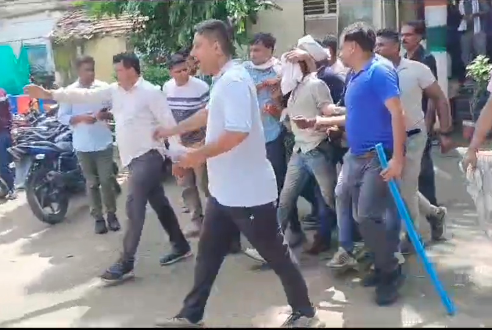 200 पुलिसकर्मी, 6 दिन तक ड्रोन से सर्चिंग, अब मक्के की खेत से पकड़ाया रेपिस्ट, ग्रामीण को देख पेड़ पर चढ़कर खाया जहर, कुरकुरे खिलाने के बहाने मासूम से की थी दरिंदगी
