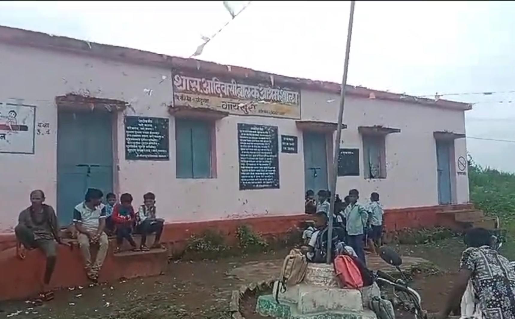 अब तो आ जाओ गुरुजी! ग्रामीण क्षेत्रों में चरमराई शिक्षा व्यवस्था, स्कूल के बाहर शिक्षकों का घंटों इंतजार करते रहे बच्चे
