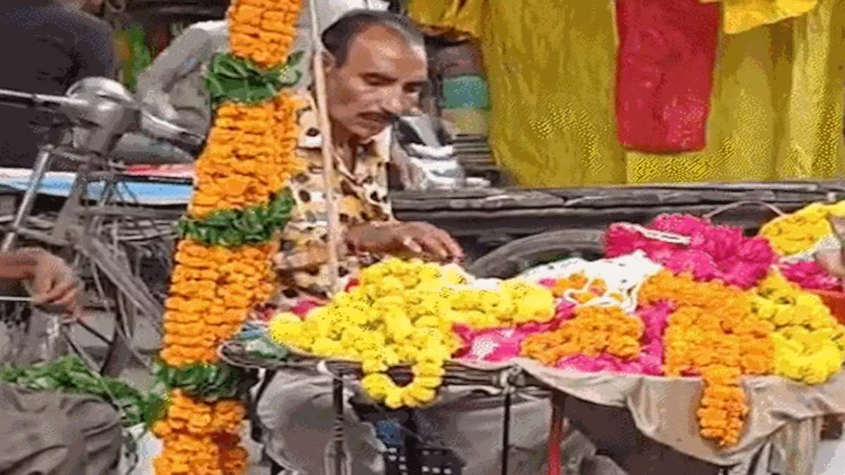 फूल में थूक लगा-लगाकर दुकानदार बना रहा था माला, सोशल मीडिया पर Video वायरल