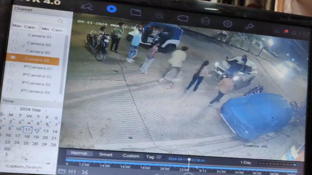 MP में बदमाश बेखौफः चलती कार में महिला से छेड़छाड़, विरोध करने पर गाड़ी रुकवा कर पति से की मारपीट, बोनट पर चढ़कर मचाया उत्पात, वीडियो