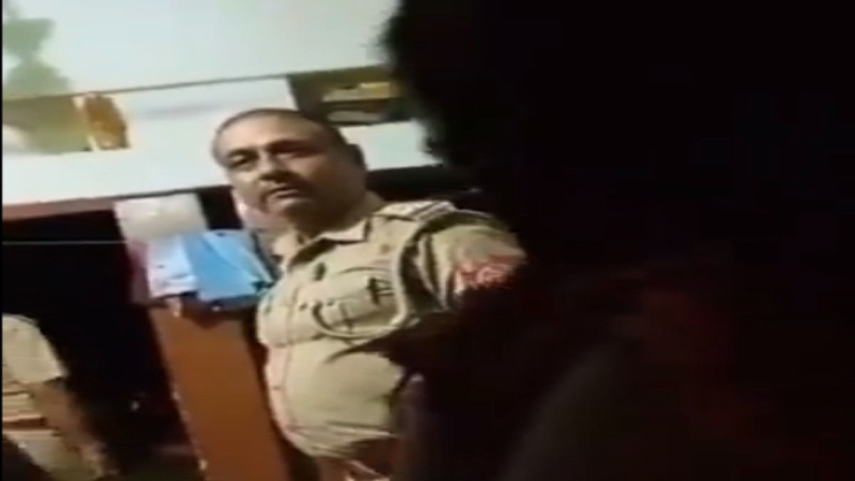 ‘बेशर्म बेहया हो क्या?’, जबरदस्ती कमरे में घुसकर पुलिसकर्मी ने महिलाओं से…, Video हो रहा वायरल