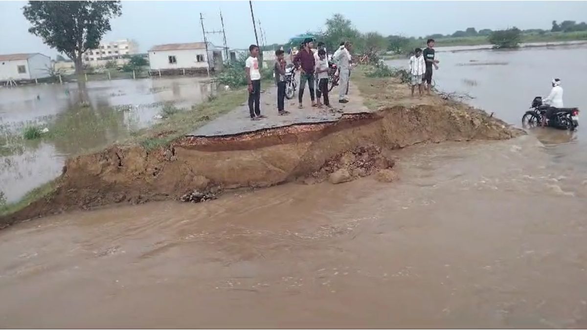 बारिश में बह गई प्रधानमंत्री सड़कः तीन गांवों का संपर्क टूटा, आवागमन बंद, बच्चे नहीं जा पा रहे स्कूल