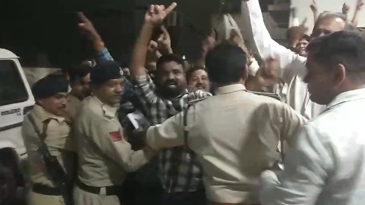 देर रात थाने में हंगामाः निगम कर्मी और बीजेपी पार्षद हुए आमने-सामने, पार्षद पिता पर मामला दर्ज