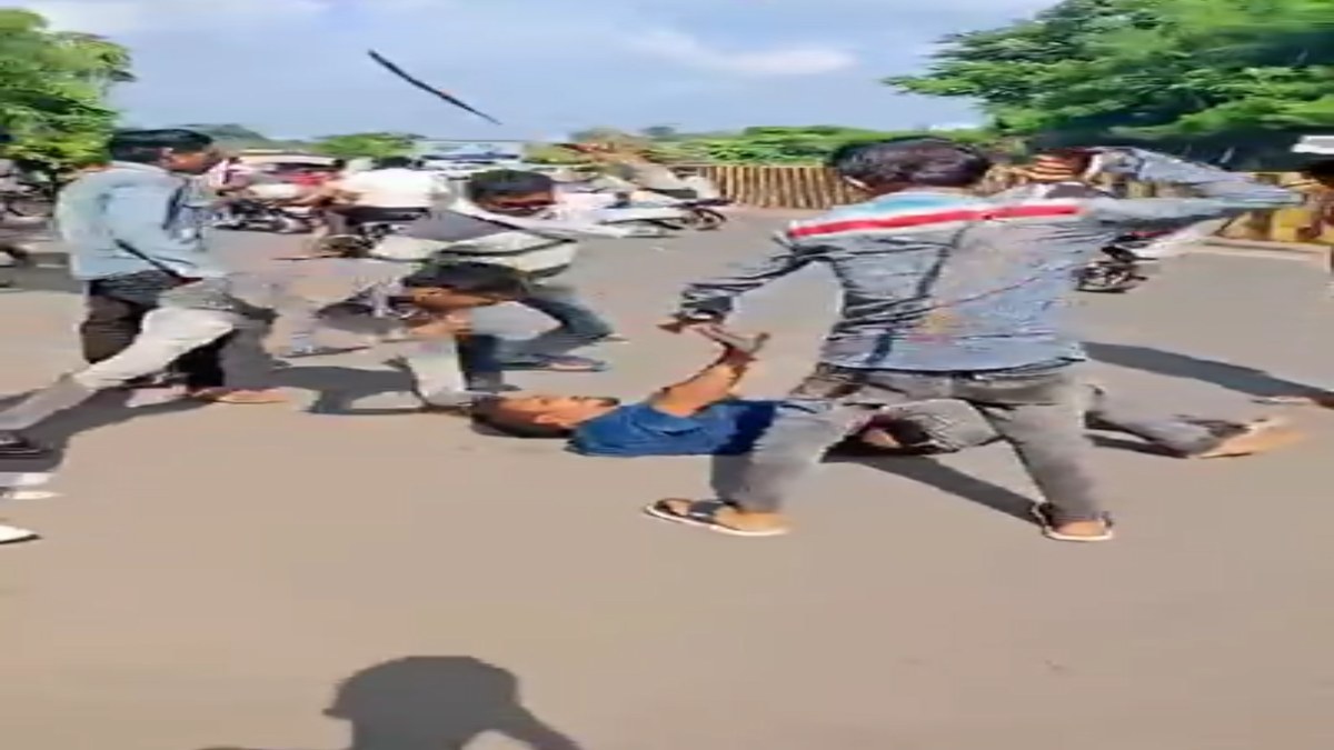 MP में बदमाश बेखौफः बीच सड़क युवक की पिटाई, लोग बने रहे तमाशबीन, वीडियो वायरल