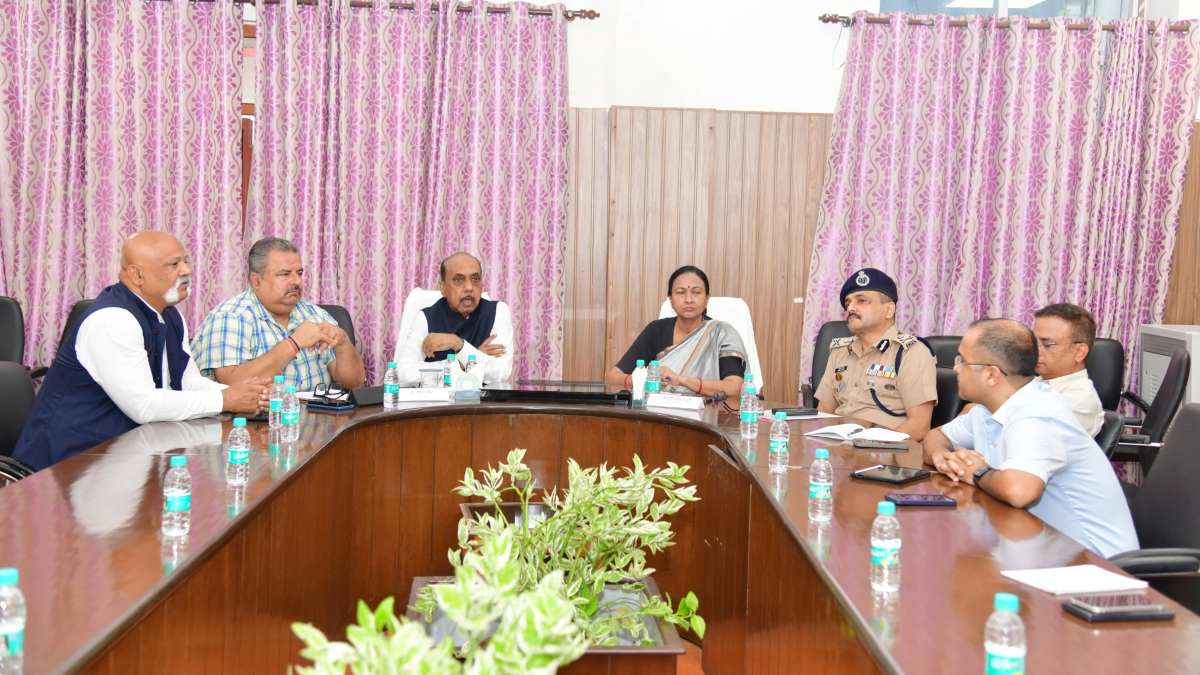 Uttarakhand News: UCC की नियमावली बनाने को लेकर हुई समीक्षा बैठक, मुख्य सचिव ने दिए सभी विभागों को ये निर्देश