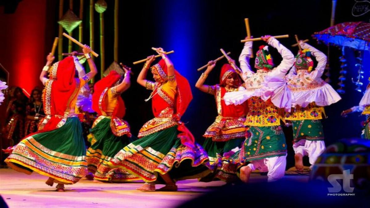 Garba Benifits: एक बेहतरीन कार्डियो एक्सरसाइज, यहां जाने Garba खेलने के फायदे…