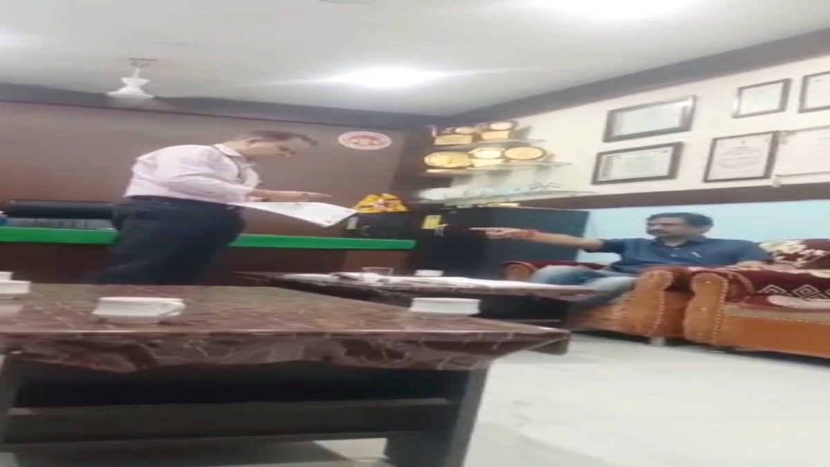 कलेक्टर ने किया औचक निरीक्षणः अस्पताल के दो कर्मियों पर गिरी गाज, स्टाफ को लगाई फटकार