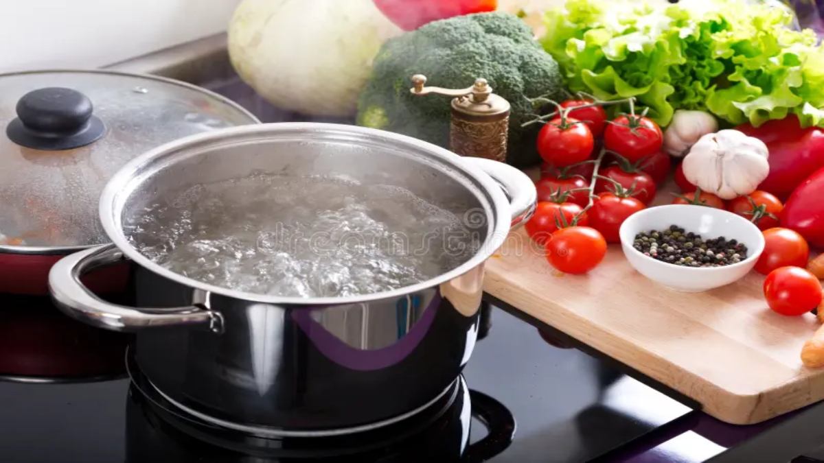 Boiled Water Benefits: उबलते पानी में छिपे हैं कई समस्याओं के समाधान, जानें ये खास Tricks…