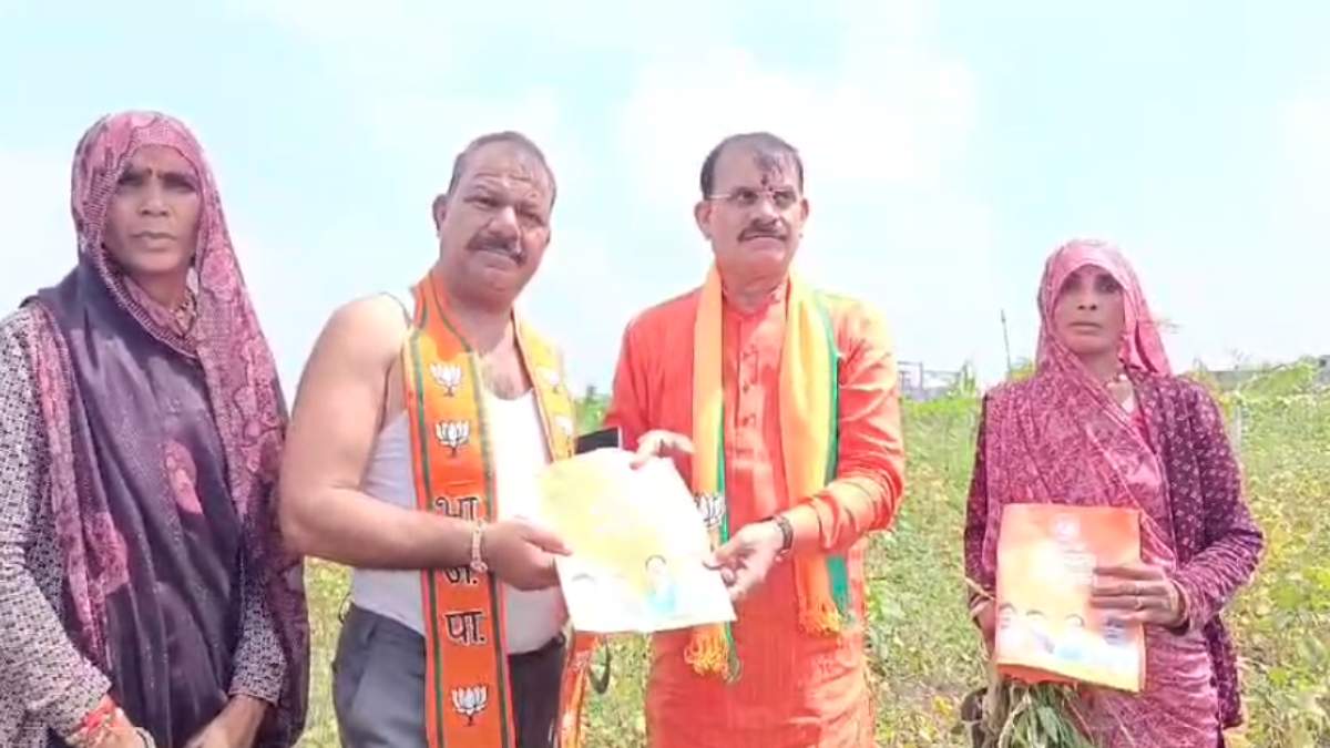 ‘सदस्यता अभियान’: किसान के खेत पहुंचे वीडी शर्मा,  परिवार को दिलाई भाजपा की सदस्यता