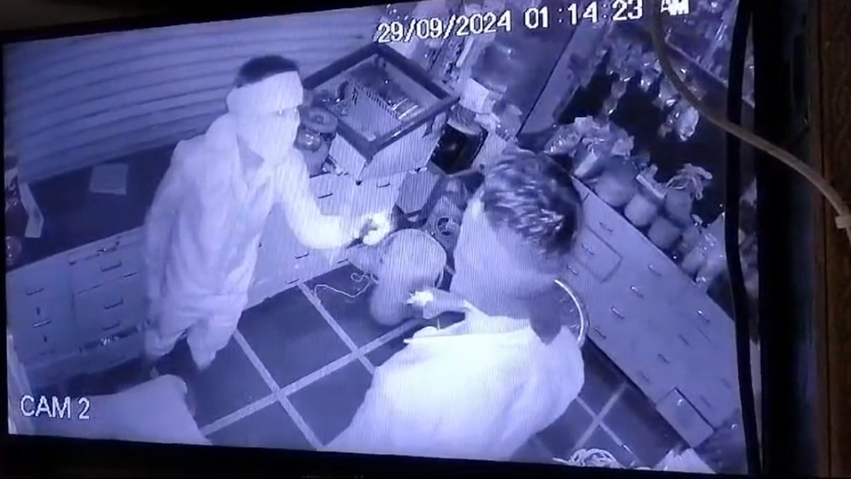 चोरों ने किराना दुकान को बनाया निशानाः दो चोर सीसीटीवी कैमरे में कैद, 25 हजार नकदी सहित सामान पर किया हाथ साफ